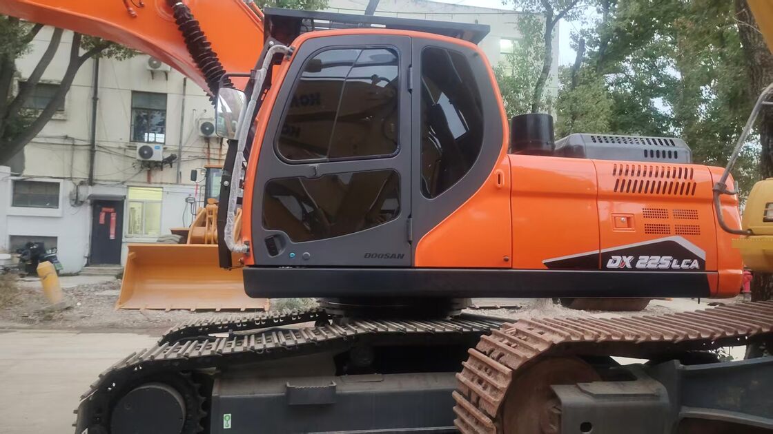 Gebrauchtes, kostengünstiges Baggergerät Doosan DX225LC 22000 kg für Erd- und Steinbau