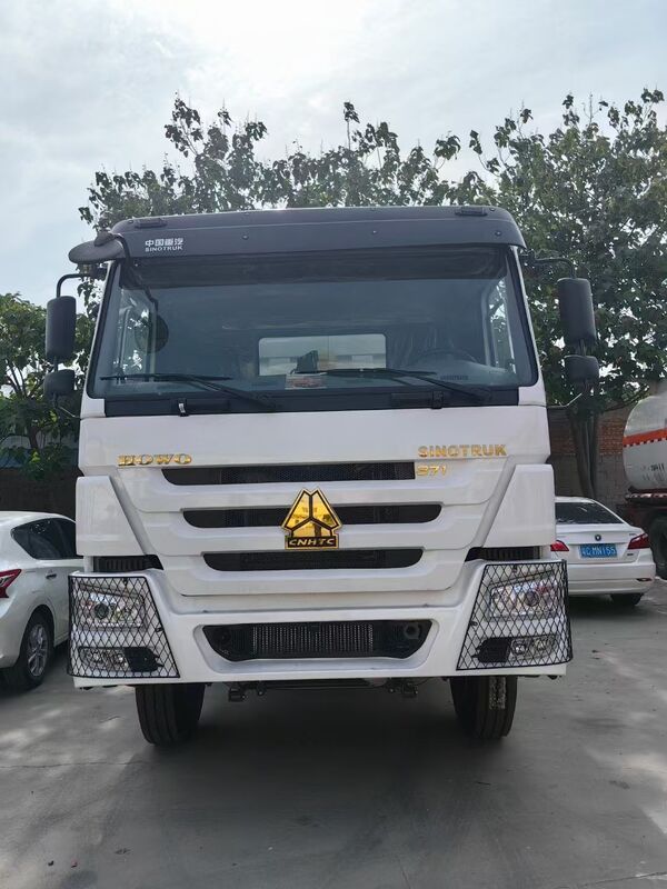 Gebrauchtes 6X4 Howo Sinotruk 371 Schwerlastwagen CNG LNG Traktorkopf mit Schnellgetriebe Dieselbrennstoff Linkslenkung Van Cargo Tank China