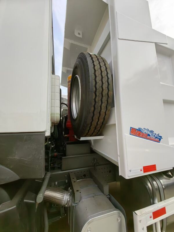 Gebrauchtes 6X4 Howo Sinotruk 371 Schwerlastwagen CNG LNG Traktorkopf mit Schnellgetriebe Dieselbrennstoff Linkslenkung Van Cargo Tank China