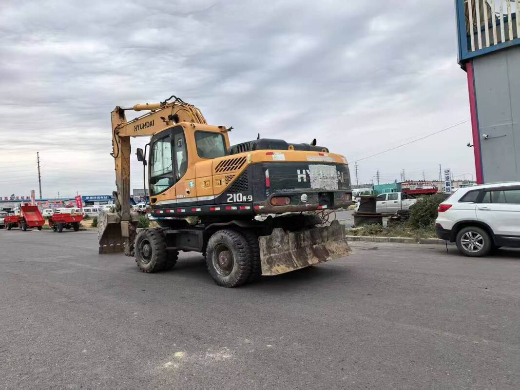 South Korea's Hyundai210 wheel excavator is used for mining construction machinery.