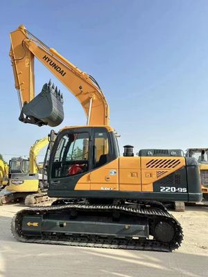 Der gebrauchte 22-Tonnen-Hyundai 220-9s Bagger ist mit einem Cummins-Motor ausgestattet
