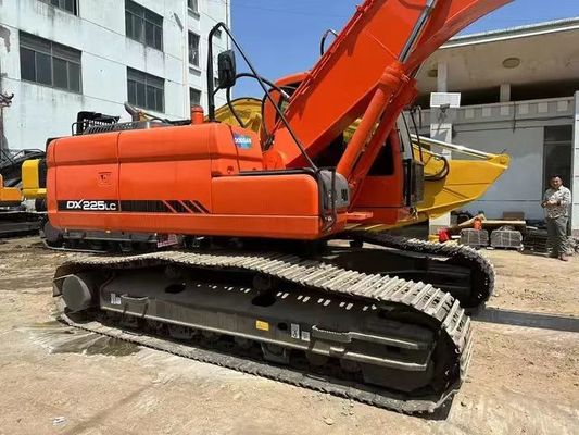 Der gebrauchte Doosan DX225 Bagger ist so gut wie eine neue Maschine